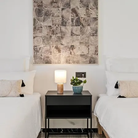 Modern - 2 Bedrooms, Beachside - Puerto Banus 아파트 *