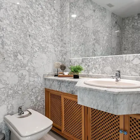 Modern - 2 Bedrooms, Beachside - Puerto Banus 아파트