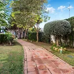 Modern - 2 Bedrooms, Beachside - Puerto Banus 아파트